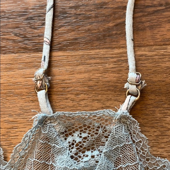 Dragonfly floral tank with lace detail - Picture 6 of 8